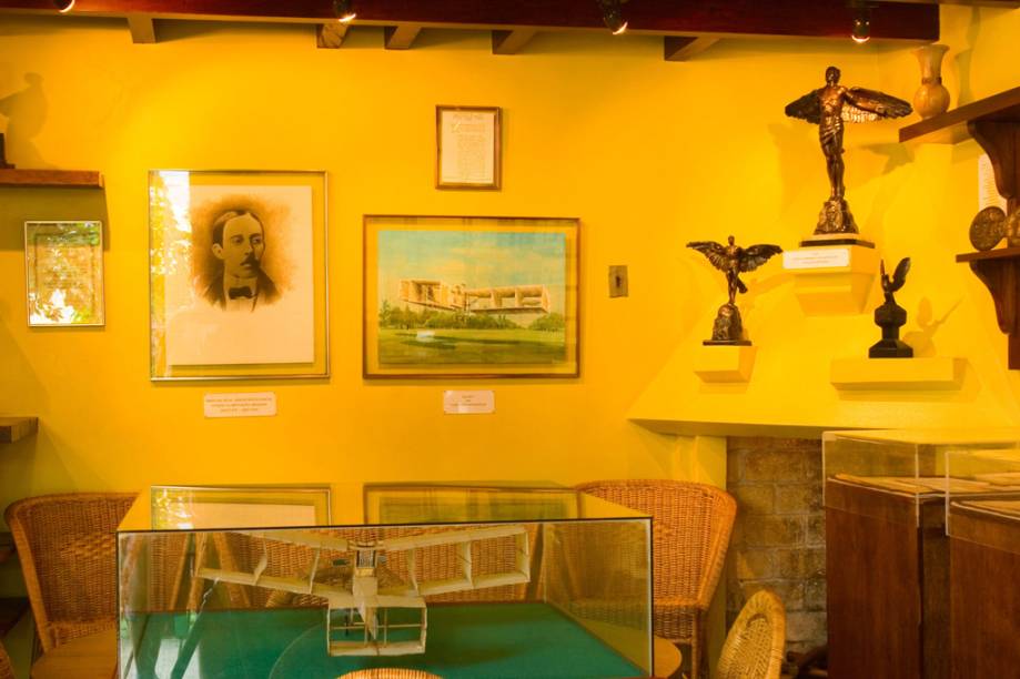 Projetada pelo inventor, a Casa de Santos Dumont expõe sua pequena biblioteca, objetos pessoais e algumas criações. Repare que a casa não tem cozinha - as refeições vinham do Palace Hotel, que funcionava na frente Projetada pelo inventor, a Casa de Santos Dumont expõe sua pequena biblioteca, objetos pessoais e algumas criações. Repare que a casa não tem cozinha - as refeições vinham do Palace Hotel, que funcionava na frente