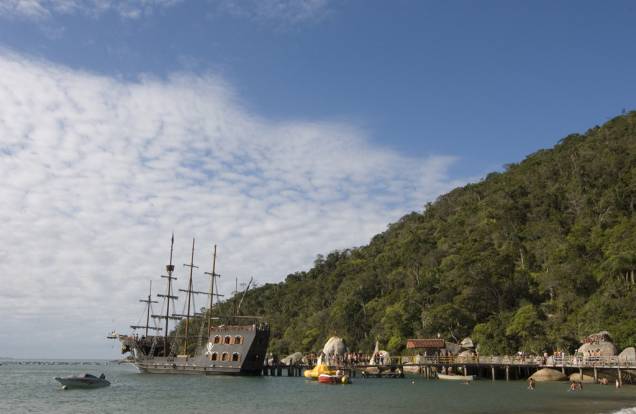 Os barcos para o passeio até a Praia de Laranjeiras lembram navios piratas, com decoração temática e atores vestidos a caráter