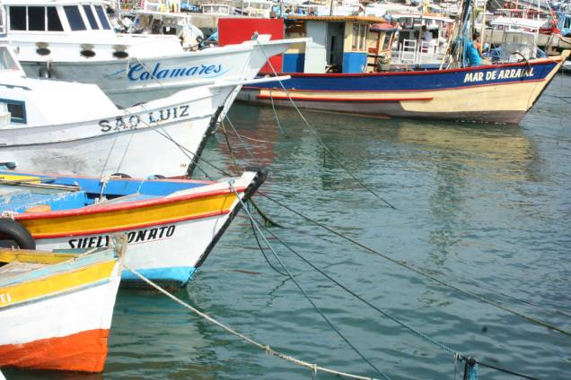 Barcos ancorados na Marina dos Pescadores, na Praia dos Anjos