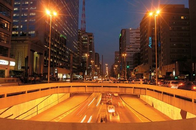 No final da Avenida Paulista está o Complexo Viário José Roberto Fanganiello Melhem, túnel que faz ligação a Avenida Doutor Arnaldo
