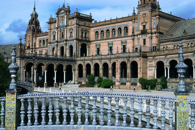 Plaza de España, em Sevilha, com sua arquitetura extravagante