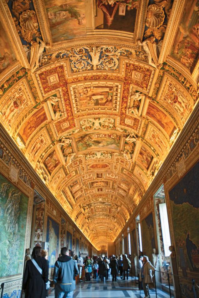 Os museus do Vaticano são os mais importantes de <a href="http://viajeaqui.abril.com.br/cidades/italia-roma" rel="Roma">Roma</a>. Na Galeria de Cartas Geográficas, as paredes e o teto são decoradas com mapas do século 15
