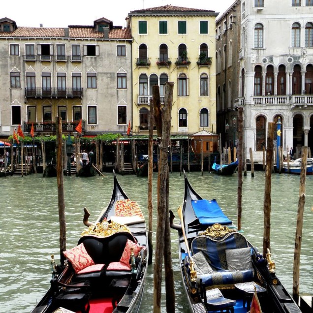 Os passeios de gôndola pelos canais de <a href="https://viajeaqui.abril.com.br/cidades/italia-veneza" rel="Veneza">Veneza</a> são atração clássica e romântica e podem ser feitos a partir de diversos pontos da cidade
