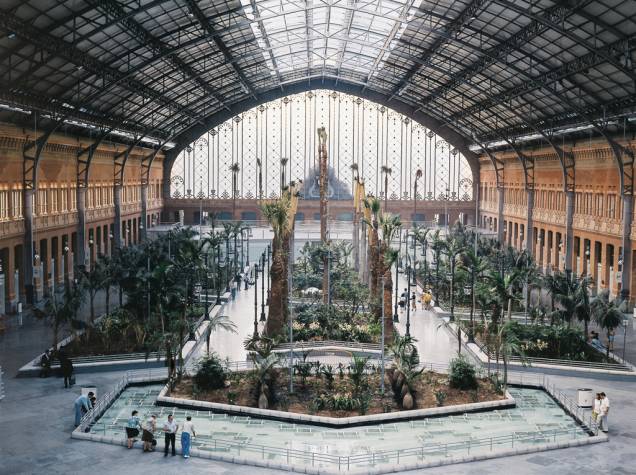 A Estação de Atocha é o local de chegada e partida do trem-bala, de 300 km/h, que liga Madri a Barcelona A Estação de Atocha é o local de chegada e partida do trem-bala, de 300 km/h, que liga Madri a Barcelona