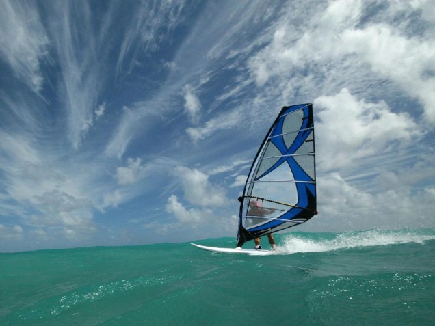 Barbados é um ótimo destino para a prática de esportes de vela, como o windsurfe
