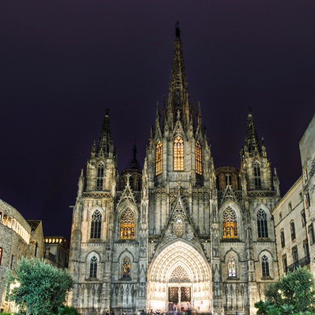 Fachada da Catedral de Barcelona, no Bairro Gótico, iluminada à noite