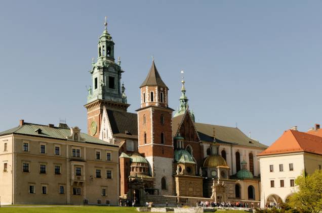 Aspecto externo da Catedral Real do Castelo de Wawel, dedicada a São Estanislau e São Venceslau, onde estão as tumbas de dezenas de monarcas poloneses Aspecto externo da Catedral Real do Castelo de Wawel, dedicada a São Estanislau e São Venceslau, onde estão as tumbas de dezenas de monarcas poloneses