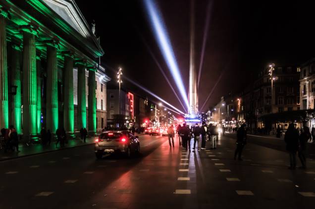O’Connell Street, a mais importante artéria de Dublin, iluminada para as comemorações do Saint Patricks Day