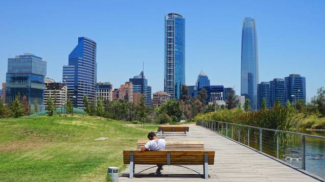 Do pequeno e charmoso Parque Bicentenário, é possível ter uma vista do skyline da cidade de Santiago