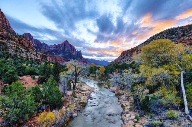 <strong>Narrows (Estados Unidos)</strong>Mais da metade da caminhada de 26 quilômetros pelos cânions do Zion National Park, em Utah (EUA), é feito em águas rasas e, algumas vezes, nadando pelo rio Virgin. A corrente é rápida, a água é fria e as pedras sobre o rio são bastante escorregadias. Além dos cânions, é possível observar jardins suspensos, fontes naturais e grutas de arenito <strong>Narrows (Estados Unidos)</strong>Mais da metade da caminhada de 26 quilômetros pelos cânions do Zion National Park, em Utah (EUA), é feito em águas rasas e, algumas vezes, nadando pelo rio Virgin. A corrente é rápida, a água é fria e as pedras sobre o rio são bastante escorregadias. Além dos cânions, é possível observar jardins suspensos, fontes naturais e grutas de arenito