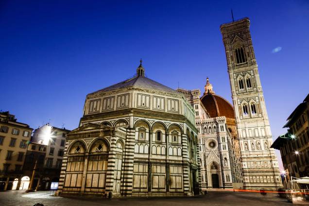 O conjunto formado por <strong>batistério, catedral e campanilha</strong> é uma clássica formação da arquitetura cristã que antecedeu o barroco, como pode ser visto em Pisa e Florença (foto)