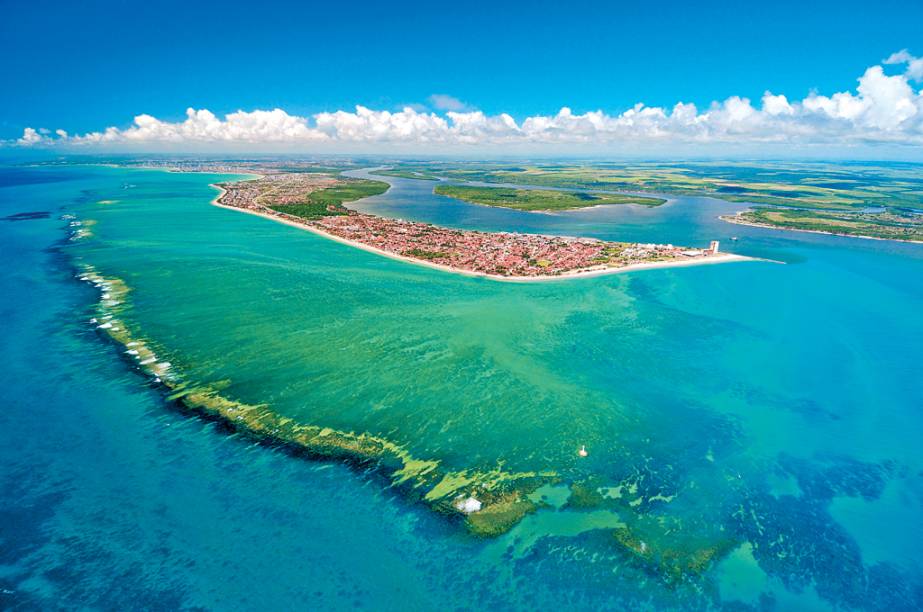 Casas de adobe se confundem com a paisagem em Hombori Casas de adobe se confundem com a paisagem em Hombori