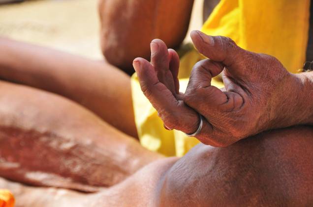 Mudrá, o gesto milenar, na beira do rio Ganges, em Varanasi Mudrá, o gesto milenar, na beira do rio Ganges, em Varanasi