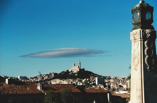 Vista geral de <a href="https://viajeaqui.abril.com.br/cidades/franca-marselha/" rel="Marselha">Marselha</a>, com a catedral de Notre-Dame de la Garde ao fundo