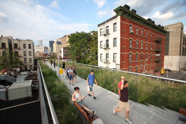 O High Line Park, parque suspenso de <a href="https://viajeaqui.abril.com.br/cidades/estados-unidos-nova-york" rel="Nova York">Nova York</a>, foi criado em uma antiga ferrovia urbana que cruzava parte de Manhattan