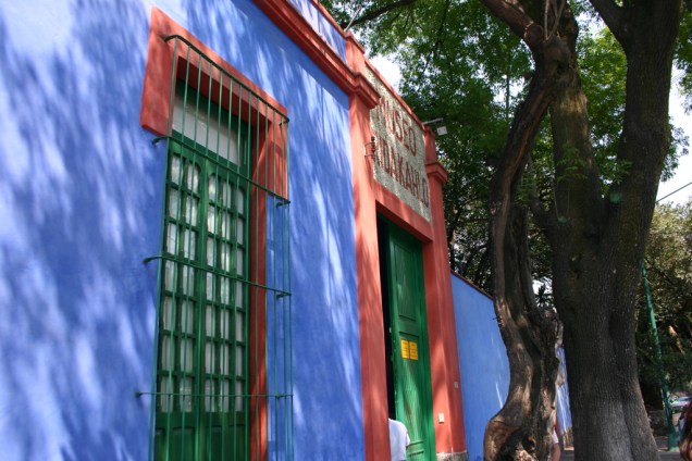 O casarão onde a artista plástica Frida Kahlo nasceu e morreu, na Cidade do México, foi transformado em um museu que reúne pinturas, fotografias e objetos