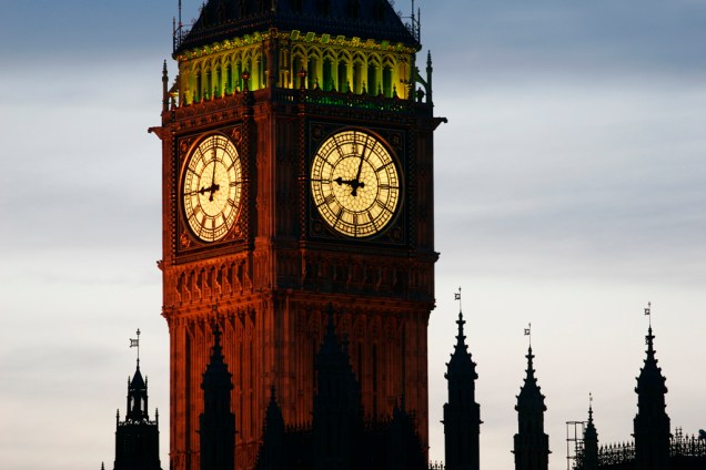 Detalhe da torre do relógio do parlamento inglês