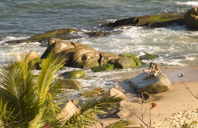 A Praia do Estaleiro ainda preserva um ar selvagem, mesmo ladeada por casas luxuosas e pela Rodovia Interpraias