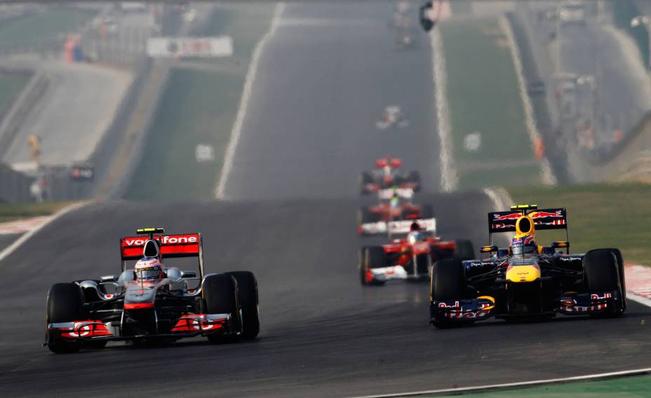 Último circuito a estrear na Fórmula 1, o Buddh International Circuit, em <a href="https://viajeaqui.abril.com.br/cidades/india-nova-delhi" rel="Nova Délhi" target="_blank">Nova Délhi</a>, na <a href="https://viajeaqui.abril.com.br/paises/india" rel="Índia" target="_blank">Índia</a>, teve apenas o atual campeão, Sebastian Vettel, como vitorioso. Na foto, o inglês Jenson Button, da McLaren, disputa posição com o australiano Mark Webber, da Red Bull Racing