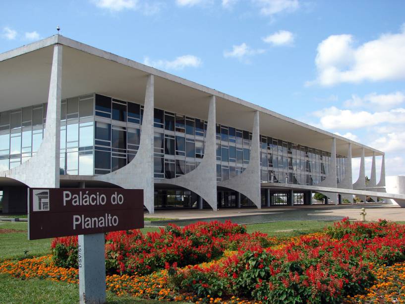 <a href="https://viajeaqui.abril.com.br/estabelecimentos/br-df-brasilia-atracao-palacio-do-planalto" rel="17. Palácio do Planalto"><strong>17. Palácio do Planalto</strong></a>A sede do Poder Executivo do país também é obra de Oscar Niemeyer. O tour pelo Palácio leva visitantes ao gabinete presidencial, ao Salão Nobre (usado para eventos), ao Salão Oeste, onde há um grande painel de Burle Marx, e à Salda de Reunião Suprema, onde os ministros se encontram. O Rolls Royce presidencial também faz parte da visita (se estiver estacionado lá).<strong>Entrada Gratuita.</strong><strong>Horário de visitação:</strong> apenas aos domingos de 9h30 às 14h, mediante retirada de senha (saídas de 30 em 30 minutos com grupos de no máximo 30 pessoas cada) <a href="https://viajeaqui.abril.com.br/estabelecimentos/br-df-brasilia-atracao-palacio-do-planalto" rel="17. Palácio do Planalto"><strong>17. Palácio do Planalto</strong></a>A sede do Poder Executivo do país também é obra de Oscar Niemeyer. O tour pelo Palácio leva visitantes ao gabinete presidencial, ao Salão Nobre (usado para eventos), ao Salão Oeste, onde há um grande painel de Burle Marx, e à Salda de Reunião Suprema, onde os ministros se encontram. O Rolls Royce presidencial também faz parte da visita (se estiver estacionado lá).<strong>Entrada Gratuita.</strong><strong>Horário de visitação:</strong> apenas aos domingos de 9h30 às 14h, mediante retirada de senha (saídas de 30 em 30 minutos com grupos de no máximo 30 pessoas cada)
