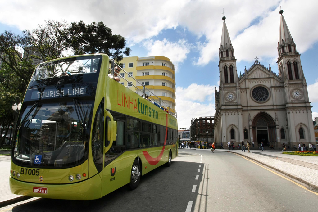 Em ônibus aberto, turistas conhecem o Centro Histórico de Curitiba, que por um processo de revitalização, tornou-se um dos melhores passeios da cidade