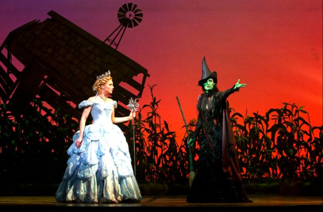 <strong>Wicked</strong><br />Em cartaz na Broadway desde outubro de 2003, o musical conta a história não revelada sobre as bruxas que estiveram nas terras do Mágico de Oz, antes da famosa Dorothy aparecer. Por conta da complexidade do enredo, o teatro oferece headsets gratuitos em cinco idiomas com tradução simultânea, inclusive em português. <em><a href="https://www.wickedthemusical.com/" rel="www.wickedthemusical.com" target="_blank">www.wickedthemusical.com</a></em>