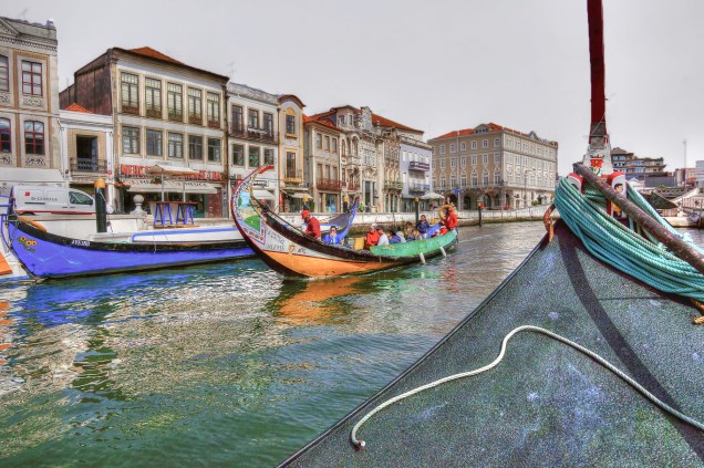<strong>Aveiro – <a href="https://viajeaqui.abril.com.br/paises/portugal" target="_blank" rel="noopener">Portugal </a></strong> Os moliceiros, barquinhos semelhantes a gôndolas, típicos da região de Aveiro, fazem que o destino seja considerado a Veneza portuguesa. A Ria de Aveiro com seus barcos coloridos são o principal símbolo da cidade junto com os divinos “ovos moles” de Aveiro. <a href="https://www.booking.com/city/pt/aveiro.pt-br.html?aid=332455&label=viagemabril-venezasdomundo" target="_blank" rel="noopener"><em>Busque hospedagens em Aveiro no booking.com</em></a>