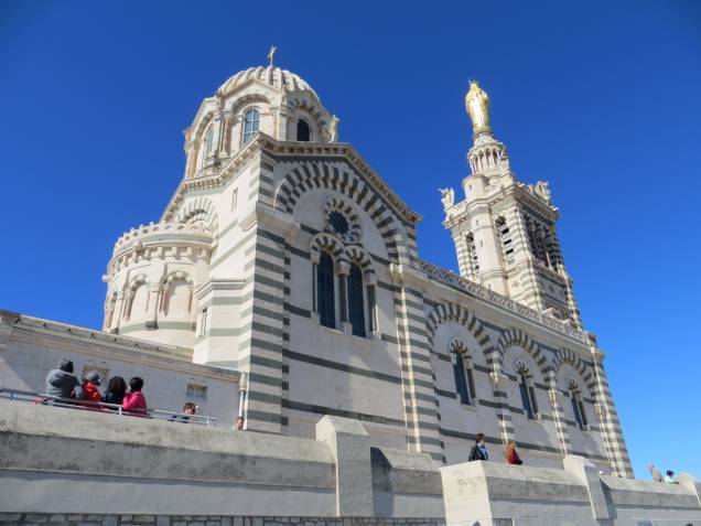 Construída em estilo neo-bizantino, a catedral de <a href="https://viajeaqui.abril.com.br/cidades/franca-marselha/" rel="Marselha">Marselha</a> fica no alto da maior colina da cidade - que, a propósito, tem menos de 200 metros Construída em estilo neo-bizantino, a catedral de <a href="https://viajeaqui.abril.com.br/cidades/franca-marselha/" rel="Marselha">Marselha</a> fica no alto da maior colina da cidade - que, a propósito, tem menos de 200 metros