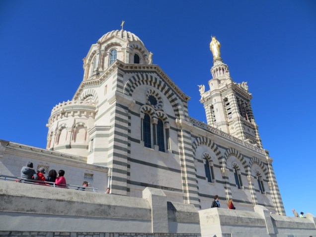Construída em estilo neo-bizantino, a catedral de <a href="https://viajeaqui.abril.com.br/cidades/franca-marselha/" rel="Marselha">Marselha</a> fica no alto da maior colina da cidade - que, a propósito, tem menos de 200 metros