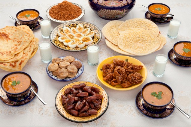 Típica refeição marroquina, composta de tâmaras, pães e caldos
