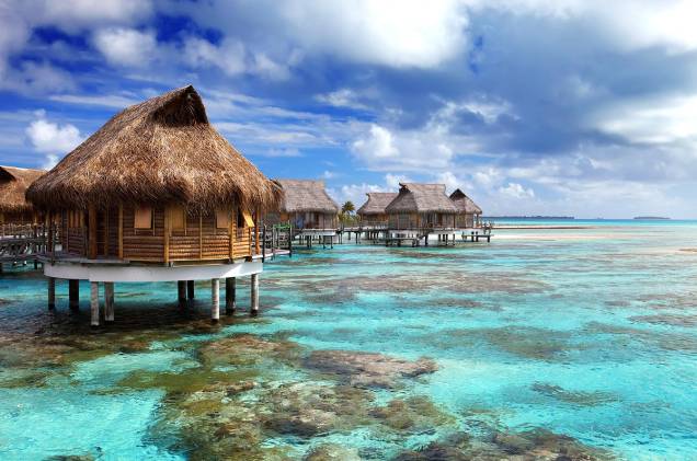 <strong><a href="http://viajeaqui.abril.com.br/paises/maldivas" rel="Ilhas Maldivas" target="_blank">Ilhas Maldivas</a></strong>    Localizadas ao sul da Índia e do Sri Lanka, as ilhas Maldivas têm se tornado um dos grandes destinos de lua-de-mel de casais endinheirados. Além de oferecer hotéis luxuosíssimos, o arquipélago abriga algumas das mais lindas praias do mundo. São quase 1.200 ilhas espalhadas pelo oceano Índico (pouco mais de 200 delas são habitadas), onde é possível nadar em águas transparentes e calmas, praticar windsurfe e desfrutar de uma deliciosa culinária marítima.