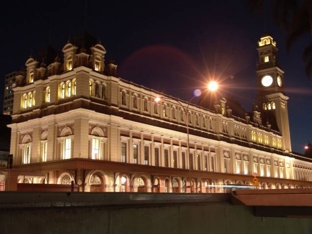 Situado no antigo prédio da Estação da Luz, o Museu da Língua Portuguesa foi inaugurado em 1996 e desde então recebe mostras sazonais, além do seu acervo permante Situado no antigo prédio da Estação da Luz, o Museu da Língua Portuguesa foi inaugurado em 1996 e desde então recebe mostras sazonais, além do seu acervo permante