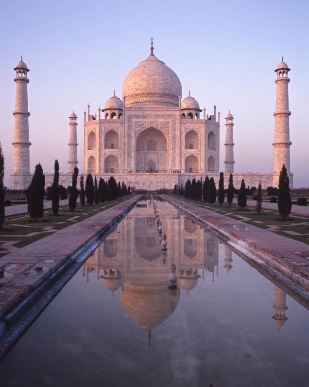 <strong>9. Taj Mahal</strong>    Maior símbolo da Índia e uma das maravilhas do mundo moderno, o Taj  Mahal foi construído no século 17 para guardar o corpo da esposa favorita de um imperador. O monumento fica na cidade de <a href="http://viajeaqui.abril.com.br/cidades/india-agra" rel="Agra" target="_self">Agra</a>