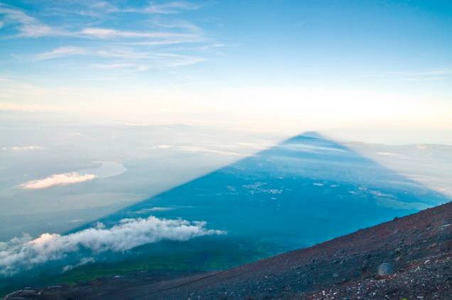 Sombra projetando-se a partir do Monte Fuji