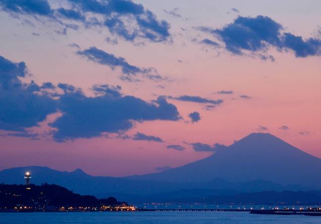 A ilha de Enoshima (à esquerda), na baía de Sagami, onde está Kamakura, é um popular destino de verão para os habitantes da Grande Tóquio, que aqui têm uma bela vista do Monte Fuji