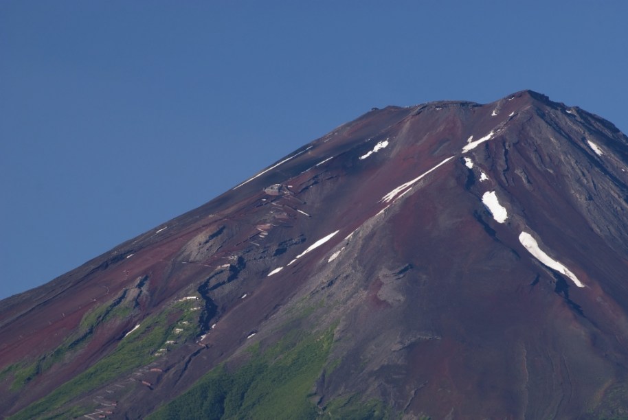Ao contrário de sua imagem clássica, o cume do Fuji perde toda sua camada de neve nos meses de verão