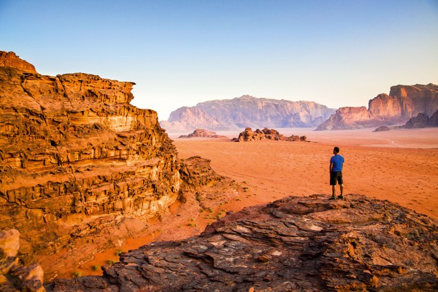 Uma sucessão de dunas, rochas e vastidões avermelhadas, uma coisa meio marciana. É o que o viajante encontra no <a href="https://viajeaqui.abril.com.br/cidades/jordania-wadi-rum" target="_blank">Deserto de Wadi Rum</a>. Paraíso dos alpinistas e adeptos do trekking, o deserto caiu também nas graças dos menos aventureiros e hoje é um dos mais famosos pontos turísticos da <a href="https://viajeaqui.abril.com.br/paises/jordania" target="_blank">Jordânia</a>. Dá pra circular neste cenário do além em carros 4x4 ou pernoitar em um acampamento pra fazer uma imersão completa na cultura da região, experiências sempre capitaneadas pelos beduínos que moram na aldeia local. É literalmente uma coisa de cinema. O deserto foi uma das locações do filme classicão Lawrence da Arábia