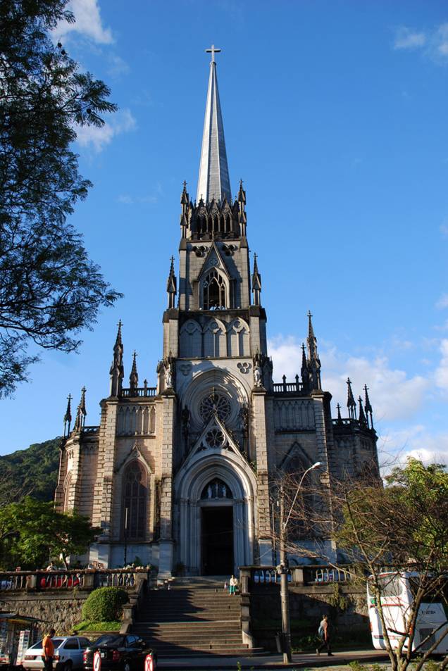As pontiagudas torres laterais e as janelas ogivais da Catedral de São Pedro de Alcântara, em Petrópolis (RJ), são típicas do gótico francês e alemão