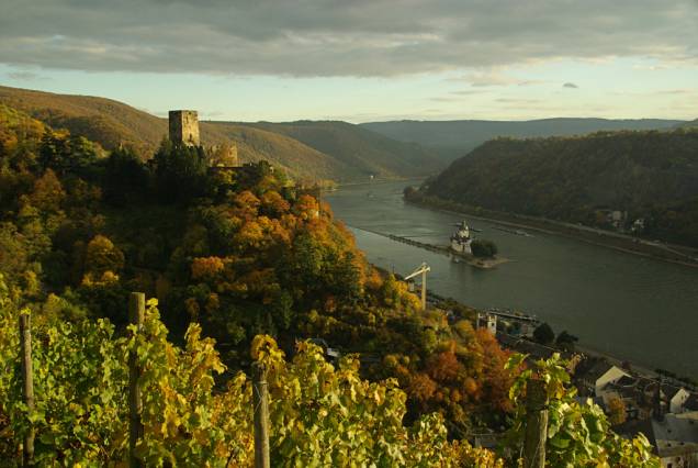 Embora não seja exclusividade germânica, é na Alemanha que o Rio Reno ganha uma paisagem diferente com florestas, castelos construídos em penhascos