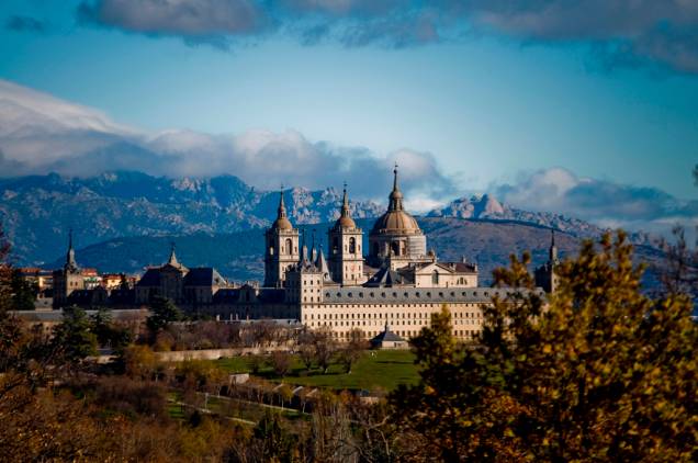 A 45 quilômetros de Madri, o El Escorial, construído no século 16, é um grande complexo que inclui palácio, mosteiro, museu e biblioteca A 45 quilômetros de Madri, o El Escorial, construído no século 16, é um grande complexo que inclui palácio, mosteiro, museu e biblioteca