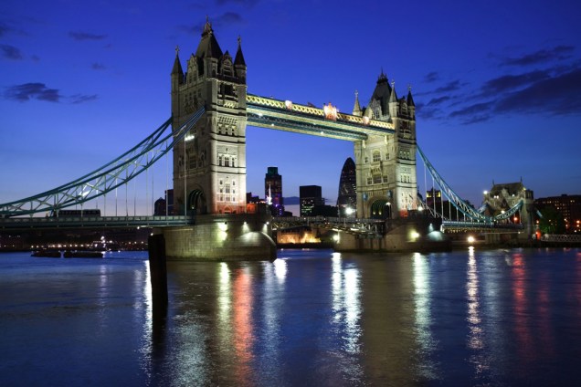 Finalizada em 1894, a Tower Bridge foi aberta ao público em 1910 com a exposição permanente "The Tower Bridge Experience" Finalizada em 1894, a Tower Bridge foi aberta ao público em 1910 com a exposição permanente "The Tower Bridge Experience"