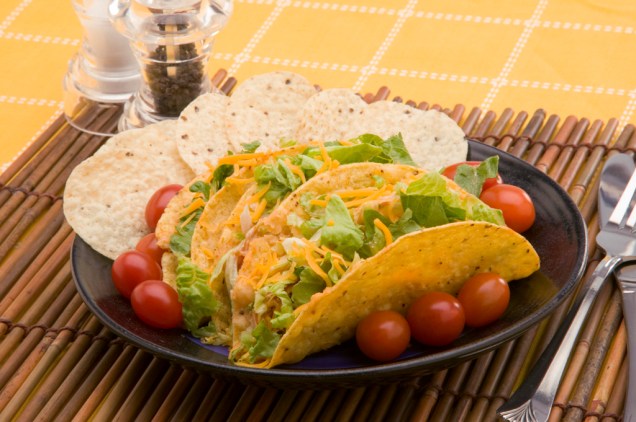 O taco, uma tortilla à base de milho, pode ser recheado com carne, queijo, alface e tomate