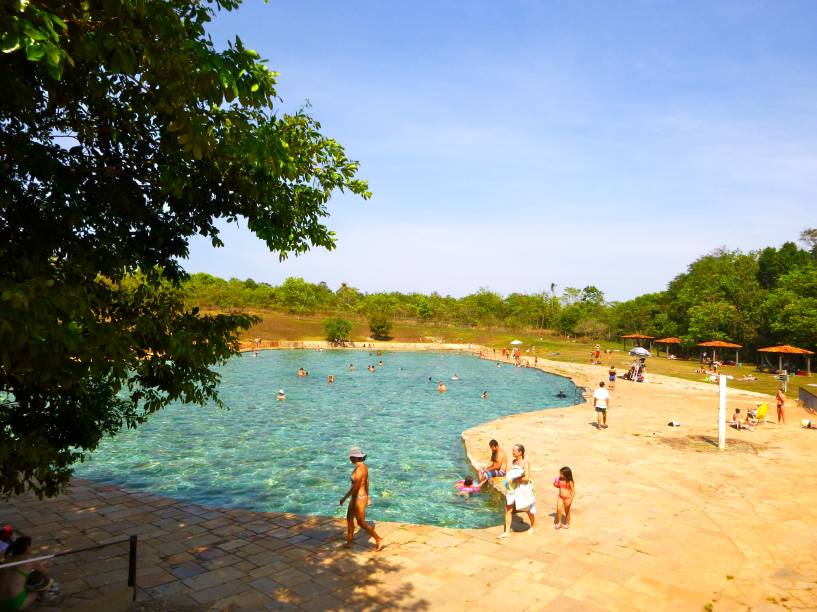 <strong>18. Parque Nacional de Brasília</strong>Mais conhecido pelo apelido “Água Mineral”, este parque é uma unidade de conservação brasileira de 42 mil hectares que se estende a noroeste do Distrito Federal e no centro do estado de Goiás.A principal atração do parque são as piscinas abertas devido a extração de areia antes da criação de Brasília, que enchem de água devido a poços às margens do Córrego Acampamento. A Água Mineral também tem duas trilhas, uma mais curta que dura cerca de 20 minutos e uma mais longa que dura cerca de 1h.<strong>Entrada a R$6,50</strong>, menores de 8 anos não pagam<strong>Horário de visitação:</strong> diariamente de 8h às 16h