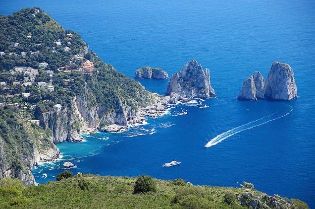 <strong><a href="http://viajeaqui.abril.com.br/cidades/italia-capri" rel="Capri" target="_self">Capri</a>, Nápoles, <a href="http://viajeaqui.abril.com.br/paises/italia" rel="Itália" target="_self">Itália</a> </strong>                Charme e luxo são as palavras-chave para definir esse belo lugar, apontado por muitos como um verdadeiro pedaço do paraíso. Há ótimos restaurantes por aqui, além de passeios de barco e teleférico que revelam toda a beleza do mar. Esteja na companhia do amor ou das(os) amigas(os), a ilha é sempre uma boa escolha                <em><a href="http://www.booking.com/region/it/capri.pt-br.html?sid=5b28d827ef00573fdd3b49a282e323ef;dcid=1?aid=332455&label=viagemabril-as-mais-belas-praias-do-mediterraneo" rel="Veja preços de hotéis na Ilha de Capri no Booking.com" target="_blank">Veja preços de hotéis na Ilha de Capri no Booking.com</a></em>