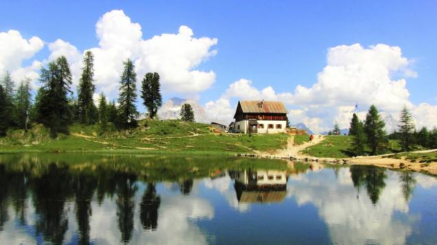Lago bucólico em Cortina DAmpezzo - a cidade também é atração em outras estações do ano
