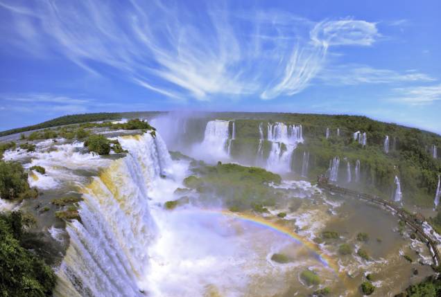 A cidade tem o segundo cartão postal brasileiro mais reconhecido mundo afora, graças à beleza sem fim das Cataratas do Parque Nacional do Iguaçu. <a href="https://www.booking.com/searchresults.pt-br.html?aid=332455&lang=pt-br&sid=eedbe6de09e709d664615ac6f1b39a5d&sb=1&src=searchresults&src_elem=sb&error_url=https%3A%2F%2Fwww.booking.com%2Fsearchresults.pt-br.html%3Faid%3D332455%3Bsid%3Deedbe6de09e709d664615ac6f1b39a5d%3Bcity%3D-634523%3Bclass_interval%3D1%3Bdest_id%3D-643337%3Bdest_type%3Dcity%3Bdtdisc%3D0%3Bfrom_sf%3D1%3Bgroup_adults%3D2%3Bgroup_children%3D0%3Binac%3D0%3Bindex_postcard%3D0%3Blabel_click%3Dundef%3Bno_rooms%3D1%3Boffset%3D0%3Bpostcard%3D0%3Braw_dest_type%3Dcity%3Broom1%3DA%252CA%3Bsb_price_type%3Dtotal%3Bsearch_selected%3D1%3Bsrc%3Dsearchresults%3Bsrc_elem%3Dsb%3Bss%3DFlorian%25C3%25B3polis%252C%2520%25E2%2580%258BSanta%2520Catarina%252C%2520%25E2%2580%258BBrasil%3Bss_all%3D0%3Bss_raw%3DFlorian%25C3%25B3polis%3Bssb%3Dempty%3Bsshis%3D0%3Bssne_untouched%3DCanela%26%3B&ss=Foz+do+Igua%C3%A7u%2C+%E2%80%8BParan%C3%A1%2C+%E2%80%8BBrasil&ssne=Florian%C3%B3polis&ssne_untouched=Florian%C3%B3polis&city=-643337&checkin_monthday=&checkin_month=&checkin_year=&checkout_monthday=&checkout_month=&checkout_year=&no_rooms=1&group_adults=2&group_children=0&highlighted_hotels=&from_sf=1&ss_raw=Foz+do+Igua%C3%A7u+&ac_position=0&ac_langcode=xb&dest_id=-643720&dest_type=city&search_pageview_id=a02c7397a52e0140&search_selected=true&search_pageview_id=a02c7397a52e0140&ac_suggestion_list_length=5&ac_suggestion_theme_list_length=0" target="_blank" rel="noopener"><em>Busque hospedagens em Foz do Iguaçu</em></a>