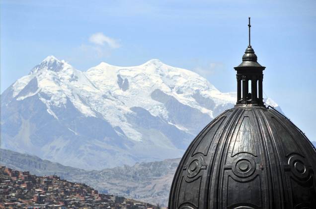 Detalhe da cúpula da Catedral de La Paz e o maior cartão-postal da cidade, o Monte Ilimani