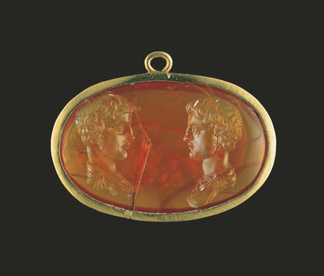 Entalhe com Caio e Lúcio César em exibição na mostra Roma – A Vida e os Imperadores, no Masp