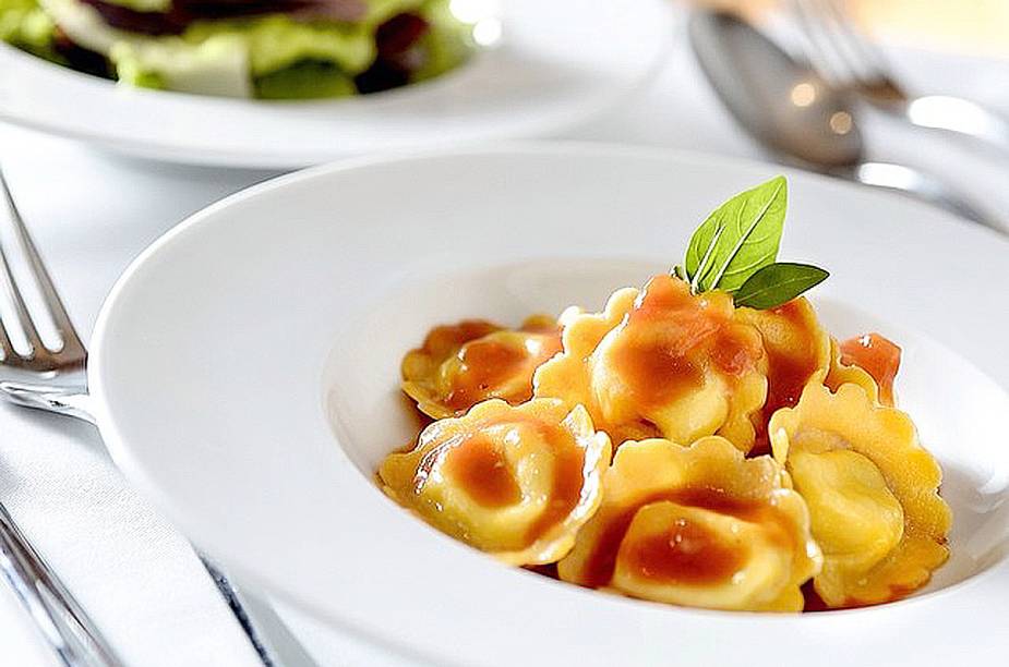 Raviolini recheado de mussarella de búfala ao molho de tomate San Marzano e manjericão