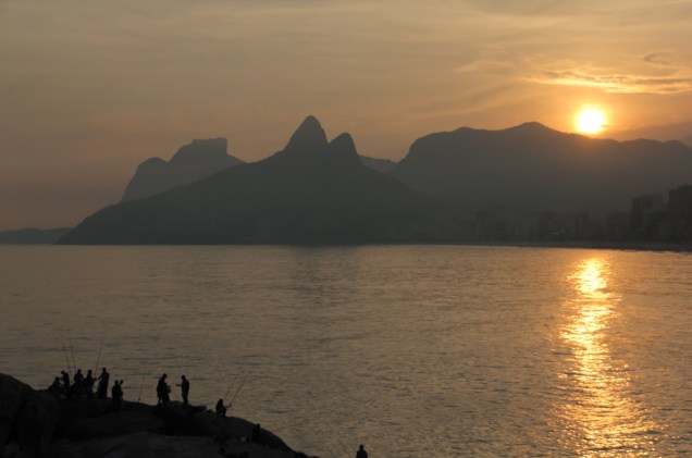 <a href="https://viajeaqui.abril.com.br/estados/br-rio-de-janeiro" rel="Rio de Janeiro:"><strong>Rio de Janeiro:</strong></a> A Pedra do Arpoador já é um ponto turístico para ver o pôr do sol no Rio. 